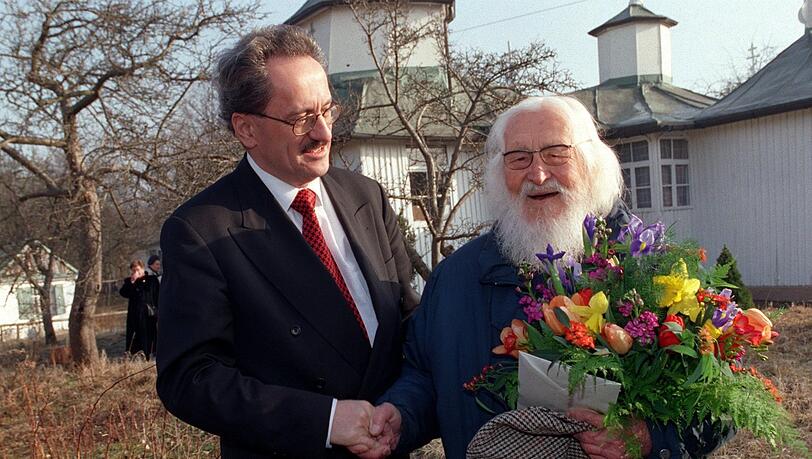 Der damaliger Oberbürgermeister Christian Ude gratuliert 1999 Väterchen Timofej zum Geburtstag.