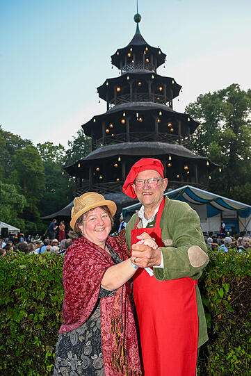Pankraz Freiherr von Freyberg und Barbara Blumenstingl
Kocherlball im Englischen Garten in München am 21.07.2024