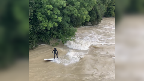 Aktuell herrscht Hochwasser der Meldestufe 2 in München. Manche Surfer hält das trotzdem nicht davon an, in die Fluten zu springen.