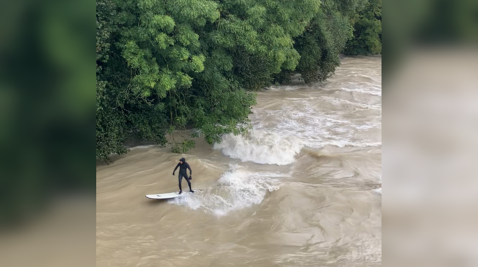 Aktuell herrscht Hochwasser der Meldestufe 2 in München. Manche Surfer hält das trotzdem nicht davon an, in die Fluten zu springen.