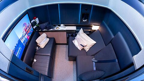 Eine First-Class "Allegris"-Kabine der Lufthansa. Die Sofasitze rechts im Bild lassen sich in ein Doppelbett umwandeln. (Foto: Archiv)