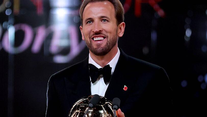 Harry Kane mit der Ballon-d'Or-Troph&auml;e.