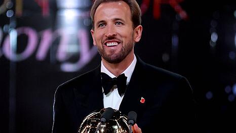 Harry Kane mit der Ballon-d'Or-Troph&auml;e.