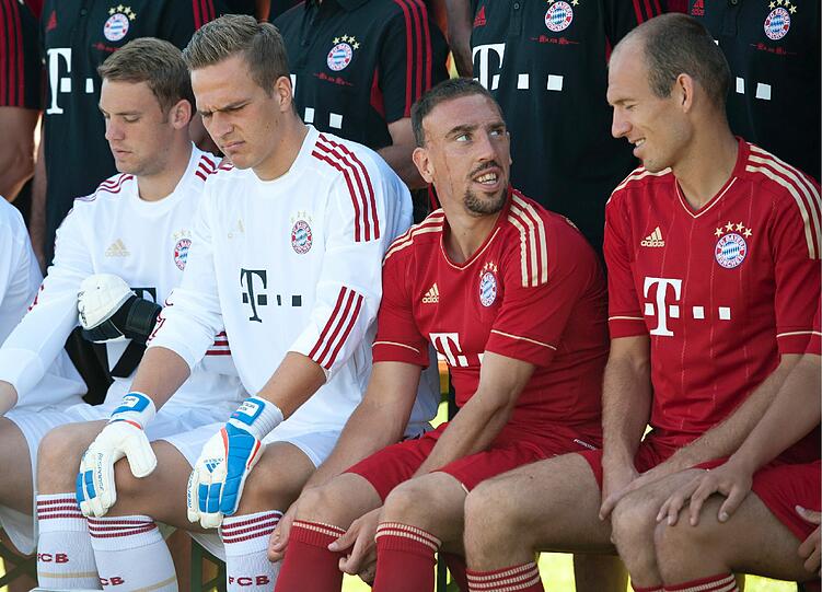 Anstrengender Tag für die Bayern-Kicker: Posing fürs Foto, dann gleich zum Training. Die Bilder von der Säbener