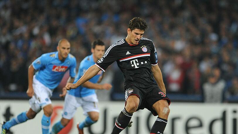 Mario Gomez scheiterte mit seinem Elfmeter an Neapel-Torhüter De Sanctis. Mario Gomez scheiterte mit seinem Elfmeter an Neapel-Torhüter De Sanctis.