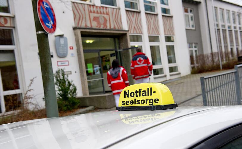 Alarm an einem oberbayerischen Gymnasium: Eine Jugendliche geht mit einem Messer auf Mitschüler los.