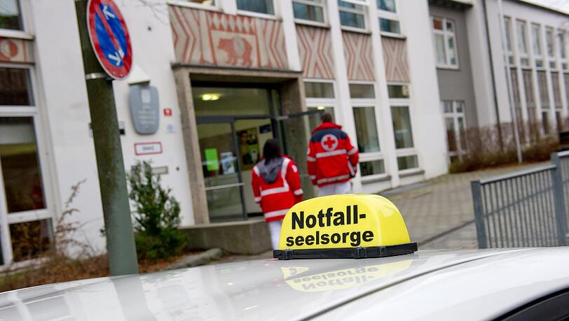 Alarm an einem oberbayerischen Gymnasium: Eine Jugendliche geht mit einem Messer auf Mitschüler los. Alarm an einem oberbayerischen Gymnasium: Eine Jugendliche geht mit einem Messer auf Mitschüler los.
