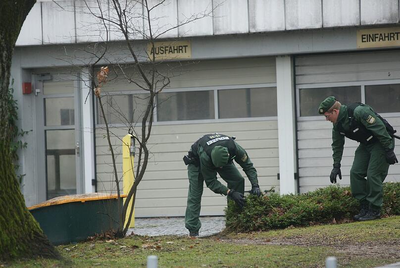 Alle möglichen Gefäße oder Orte, an denen der Täter eine Spur hinterlassen haben könnte, werden untersucht.