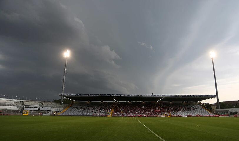 Den Fangesangen nach scheint die Sonne Tag und Nacht im Grünwalder. Aber so gut schaut das Wetter Dienstag Abend nicht aus.