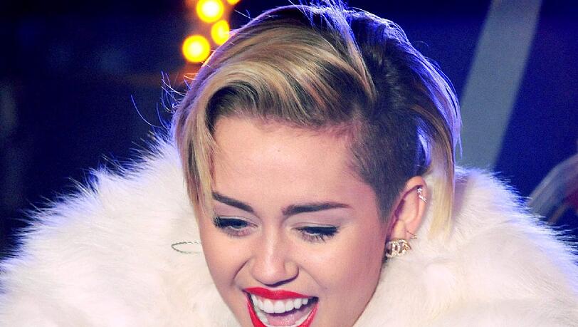 Miley Cyrus läutet den Neujahrs-Countdown am Times Square auf ihre spezielle Art und Weise ein. Miley Cyrus läutet den Neujahrs-Countdown am Times Square auf ihre spezielle Art und Weise ein.