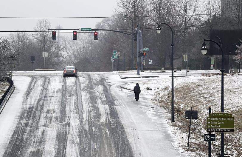Ein vereister Highway in Atlanta.