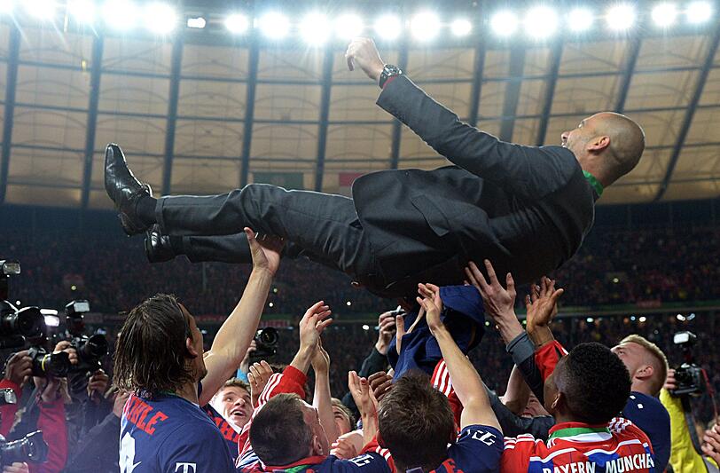 Die Bayern feiern mit dem Pott. Die schönsten Jubelbilder aus dem Berliner Olympiastadion.