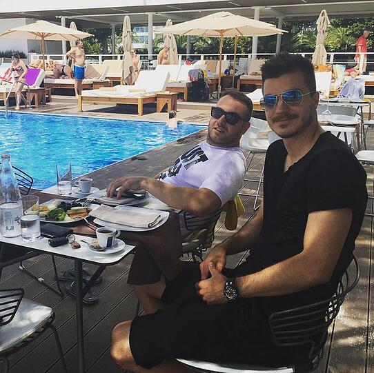 Stürmer Stefan Mugosa reiste in die Heimat. Der Angreifer postete ein Bild vom Torch Beach in Montenegro.