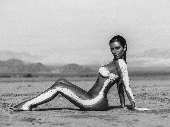 Kim Kardashians hat für ihr Wüsten-Shooting mal wieder blank gezogen.