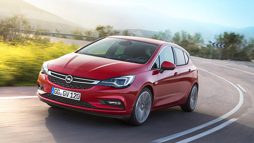Platz 4: Der Opel Astra, einst schärfster Konkurrent des Golf, bringt es mit 4.086 Zulassungen auf Rang vier der Verkaufs-Hitparade. Als 1.0 ECOTEC Turbo mit 77 kW/105 PS und 5-Gang-Handschalter ist der Fünftürer ab 18.360 Euro zu haben. Der Dreizylinder-Benziner schluckt 4,4 bis 4,5 Prüfstands-Liter je 100 Kilometer, braucht 11,2 Sekunden bis 100 km/h und ist maximal 195 Sachen schnell.