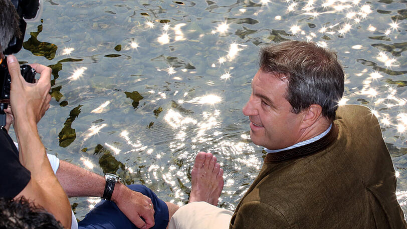 Richtig baden ist die CSU gar nicht gegangen. Hose, Hemd, mitunter auch die Jacke &ndash; all das blieb an der Isar am Dienstag brav an.
