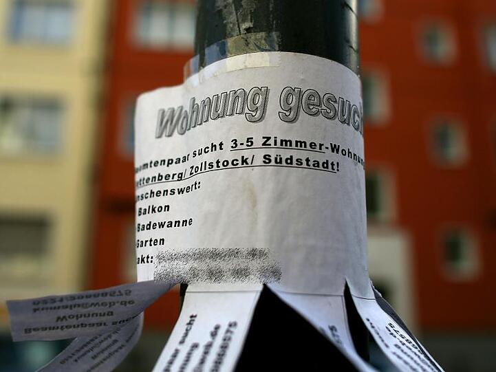 In begehrten Wohngegenden ein vertrauter Anblick: Wohnungssuche am Laternenpfahl.