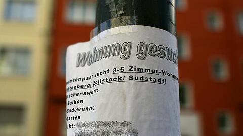In begehrten Wohngegenden ein vertrauter Anblick: Wohnungssuche am Laternenpfahl.