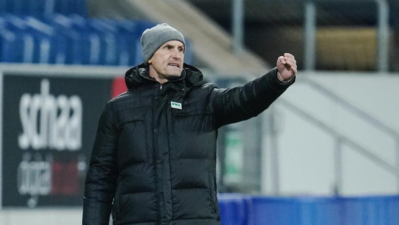 Augsburgs Trainer Heiko Herrlich gestikuliert an der Seitenlinie.