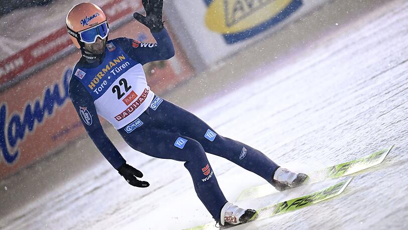 Skispringer Pius Paschke freut sich nach seinem zweiten Sprung.