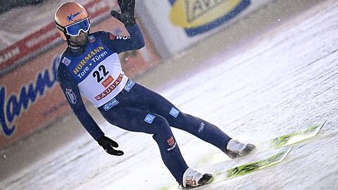 Skispringer Pius Paschke freut sich nach seinem zweiten Sprung.