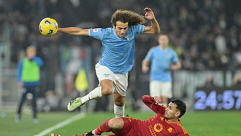 Matteo Guendouzi (l) von Lazio Rom gegen Leandro Paredes vom AS Roma.