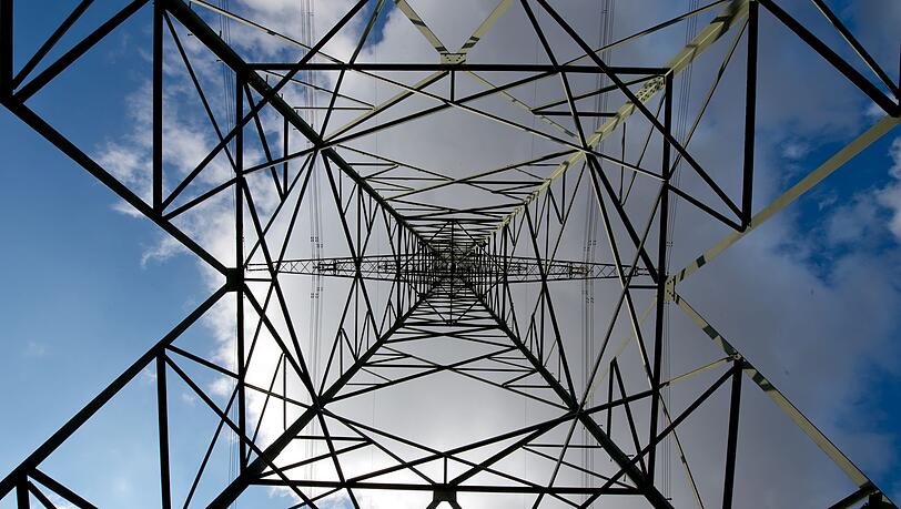 Blick in einen Hochspannungsmast in der Nähe von Unterföhring bei München.