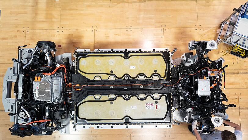 Elektroauto in der Herstellung. Die braucht in der Regel - vor allem wegen der Batterie - mehr CO2 als bei einem Verbrenner, im Betrieb wird das aber mehr als ausgeglichen. (Archivbild)