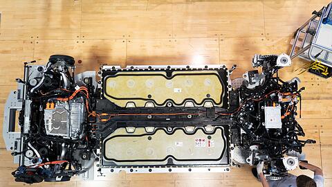 Elektroauto in der Herstellung. Die braucht in der Regel - vor allem wegen der Batterie - mehr CO2 als bei einem Verbrenner, im Betrieb wird das aber mehr als ausgeglichen. (Archivbild)