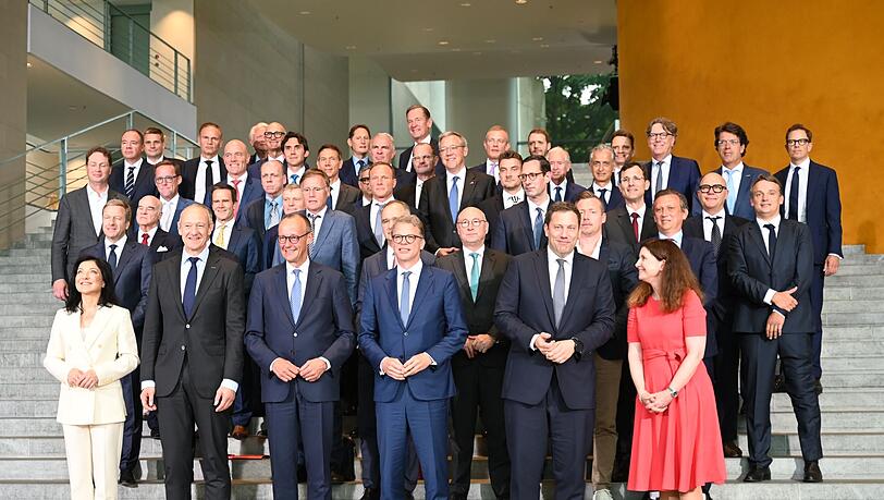 Gruppenbild mit zwei Frauen.