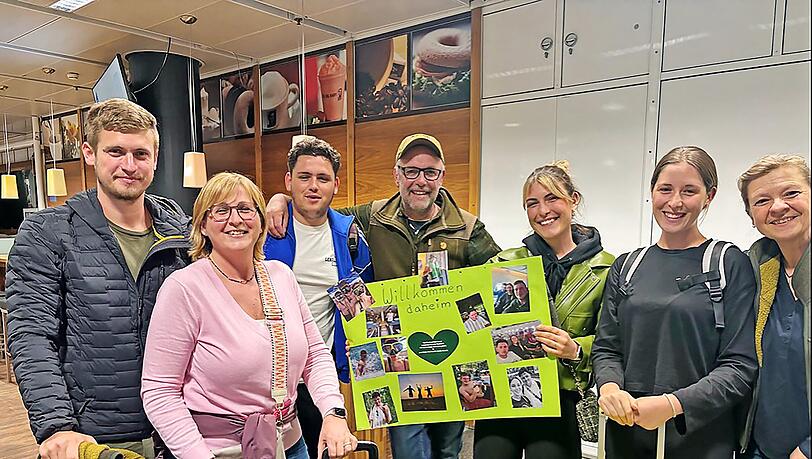 Erleichtert und ersch&ouml;pft: Familie G&uuml;gel mit den aus Dubai zur&uuml;ckgekehrten Felix (3. v.l.), Lena (2. v.r.) und deren Freund Johannes (1. v.l.).