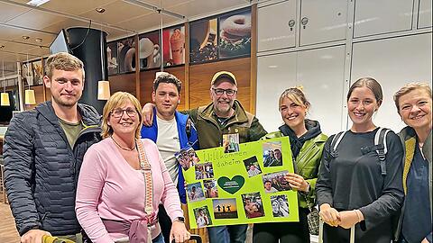 Erleichtert und ersch&ouml;pft: Familie G&uuml;gel mit den aus Dubai zur&uuml;ckgekehrten Felix (3. v.l.), Lena (2. v.r.) und deren Freund Johannes (1. v.l.).