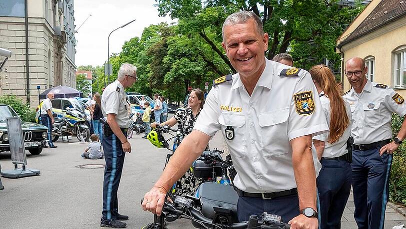 M&uuml;nchens Polizeipr&auml;sident Thomas Hampel bei einem Polizeifest der PI 21 in der Au mit dem Fahrrad. Seit November 2020 ist der inzwischen 60-J&auml;hrige Chef von Bayerns gr&ouml;&szlig;tem Polizeipr&auml;sidium.