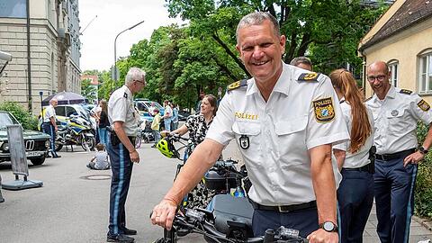 M&uuml;nchens Polizeipr&auml;sident Thomas Hampel bei einem Polizeifest der PI 21 in der Au mit dem Fahrrad. Seit November 2020 ist der inzwischen 60-J&auml;hrige Chef von Bayerns gr&ouml;&szlig;tem Polizeipr&auml;sidium.