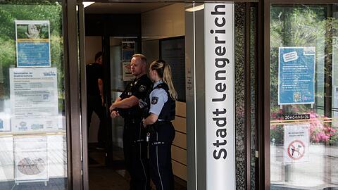 Einsatzkr&auml;fte stehen am Eingang des Rathauses.
