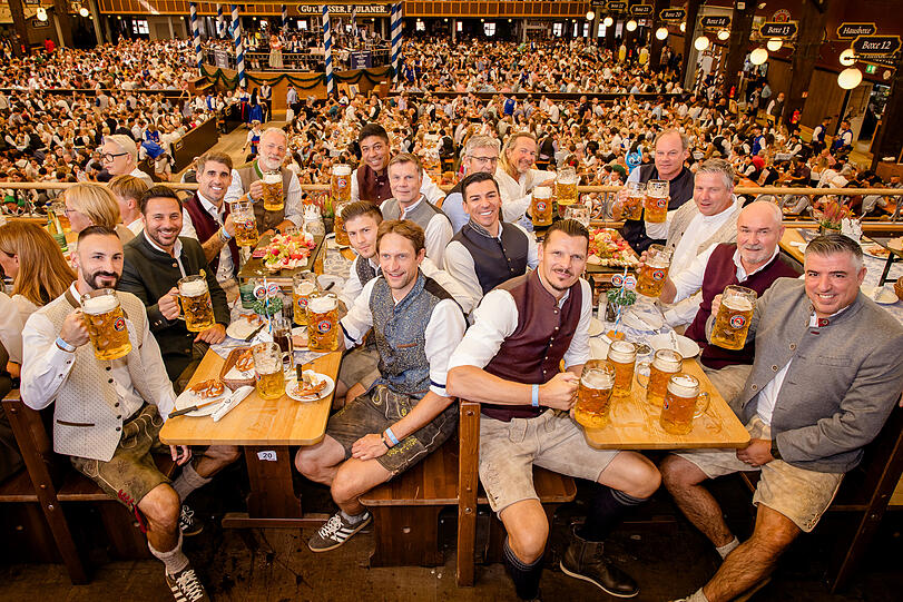 Jede Menge Bayern-Legenden auf der Wiesn. Erkennen Sie noch alle? Jede Menge Bayern-Legenden auf der Wiesn. Erkennen Sie noch alle?