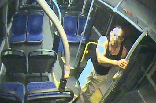 Wer kennt diesen Mann: Der Täter hat im April eine Münchnerin in einem Bus bewusstlos geprügelt