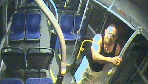 Wer kennt diesen Mann: Der Täter hat im April eine Münchnerin in einem Bus bewusstlos geprügelt Wer kennt diesen Mann: Der Täter hat im April eine Münchnerin in einem Bus bewusstlos geprügelt