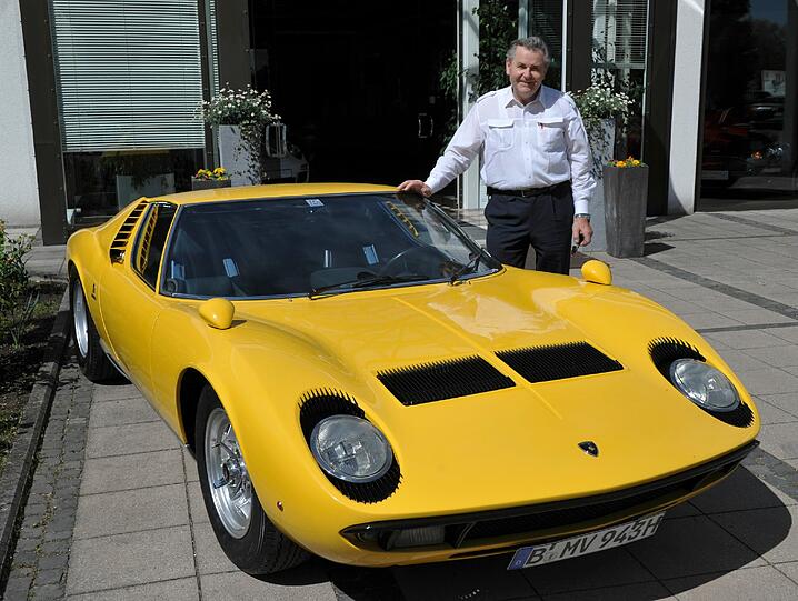 Leidenschaft für starke Motoren: Adolf Fischer neben dem Modell Miura.