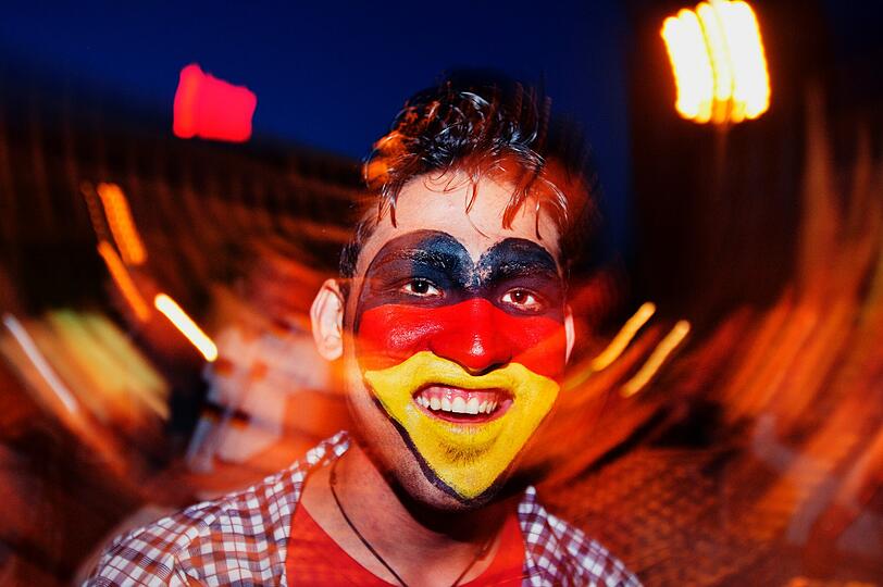 Fahnen, Masken, gute Laune: Nach dem grandiosen 4:2 gegen Griechenland ist ganz Deutschland im Freudenrausch! Die Bilder der Fans zum Durchklicken und Mitfeiern!