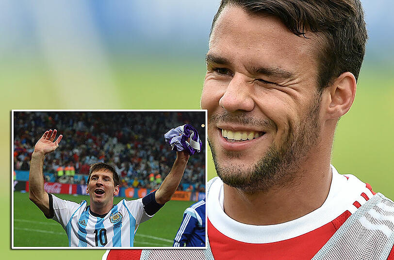 Auf die Frage, wer Weltmeister wird, antwortet Bernat scherzhaft: "Argentinien natürlich".