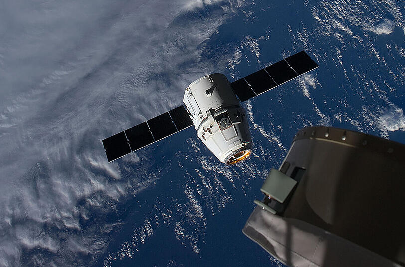 Ein Archivfoto zeigt den privaten Raumfrachter "Dragon" kurz nach Abkoppeln vom Roboterarm "Canadarm2" (nicht im Bild) der Internationalen Raumstation (ISS).