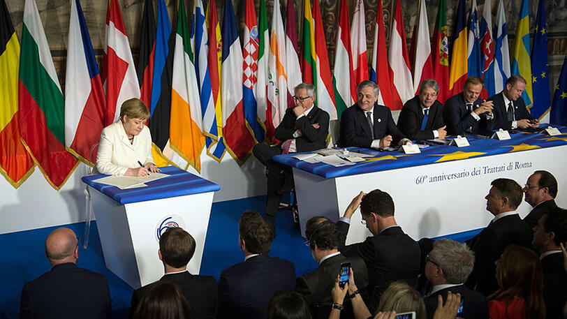 Bundeskanzlerin Angela Merkel (l) unterzeichnet  in Rom bei einem Sondergipfel zum 60. Jubiläum der Römischen Verträge eine gemeinsame Erklärung der EU-Länder, die das Versprechen der EU auf Frieden, Freiheit und Wohlstand erneuern soll.