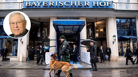 Ein Polizist mit Sprengstoffhund vor dem "Bayerischen Hof".
