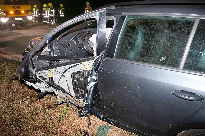 Auf der Staatsstraße 2353 im Landkreis Mühldorf sind ein Ford und ein Skoda beinahe frontal zusammengeprallt.