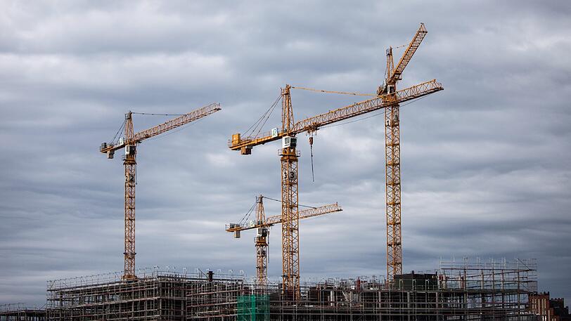 Kräne auf einer großen Baustelle. (Symbolbild)