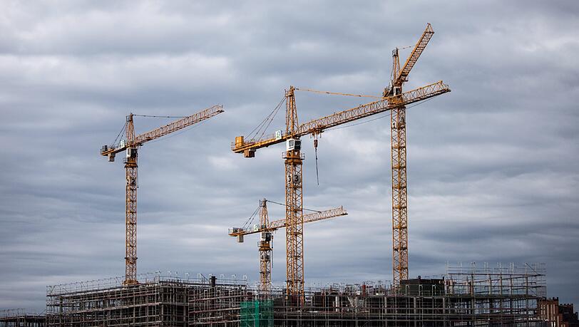 Kräne auf einer großen Baustelle. (Symbolbild) Kräne auf einer großen Baustelle. (Symbolbild)
