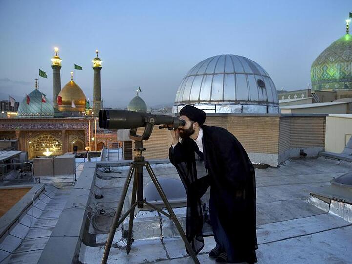 Ein Geistlicher schaut in Teheran durch ein Teleskop, um den Neumond zu suchen, der den Beginn des muslimischen Fastenmonats Ramadan signalisiert.