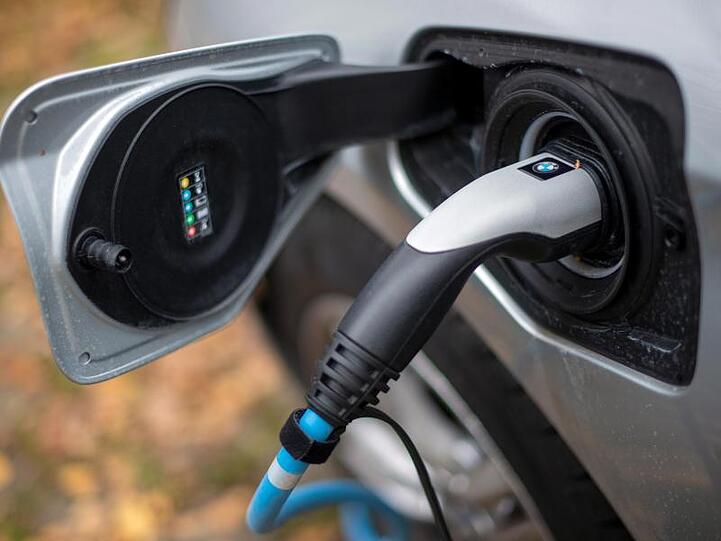 Die beiden wichtigsten Märkte für Elektromobilität China und USA stehen bei der Förderung der neuen Antriebstechniken auf der Bremse.
