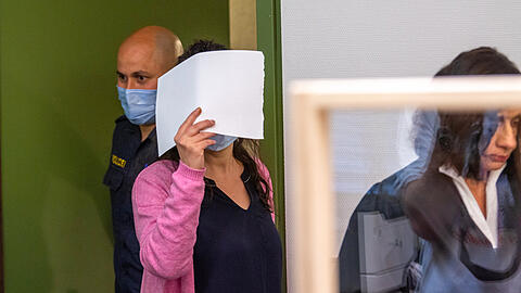 Weil sie den Richter während der Urteilsverkündung mehrfach unterbrach, wurde die 49-Jährige aus dem Saal verwiesen.